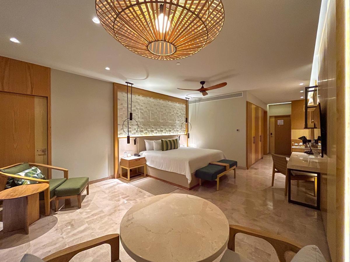 Serenity Club Junior Suite met Kingsize Bed en Gedeeltelijk Uitzicht op de Oceaan