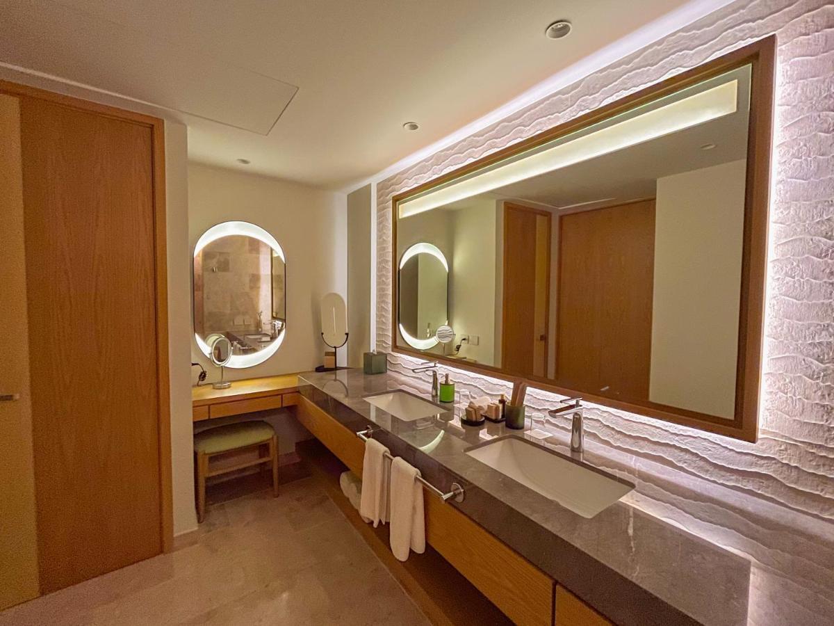 Serenity Club Junior Suite met 2 Queensize Bedden en Gedeeltelijk Uitzicht op de Oceaan
